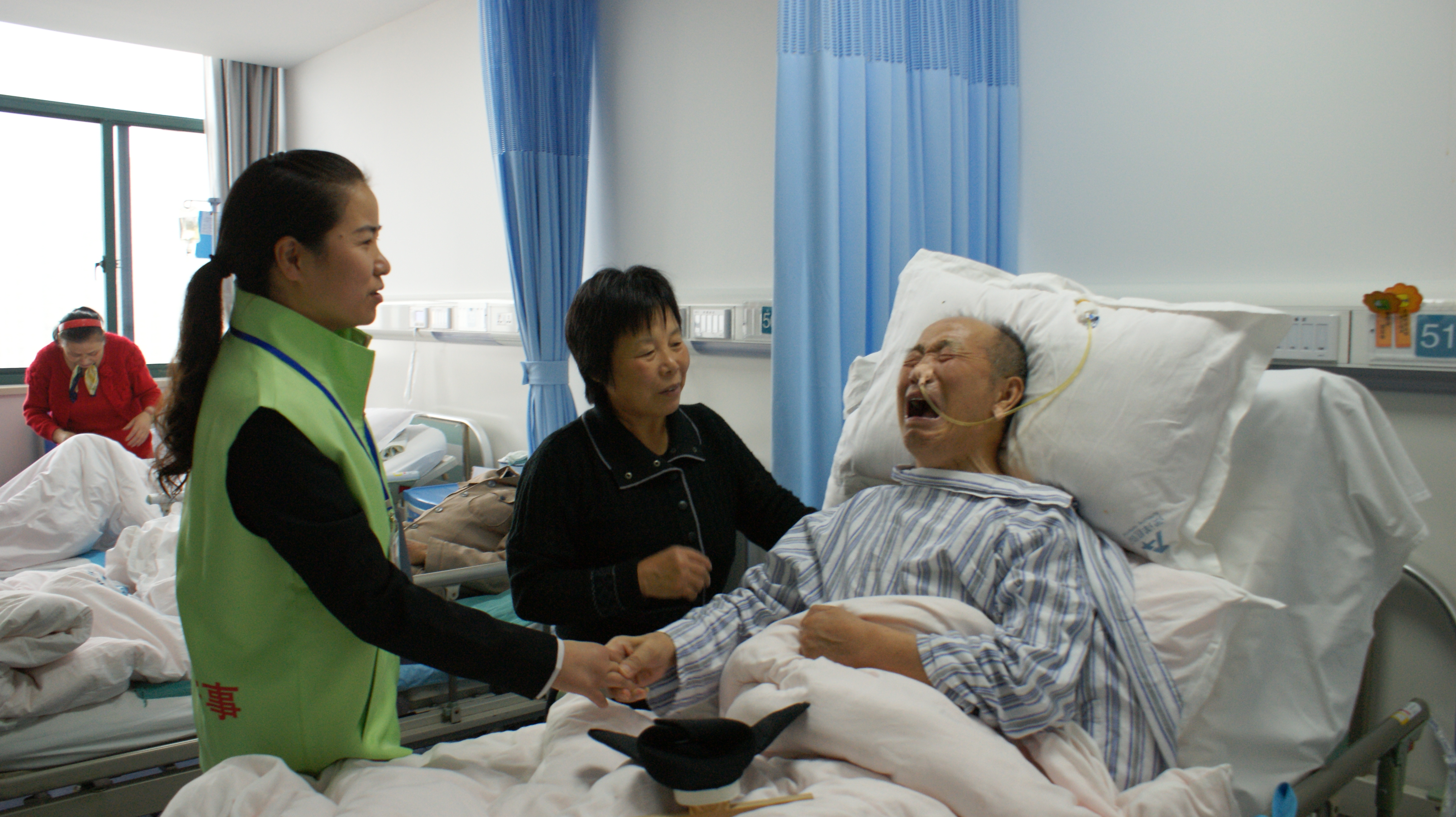 志愿者病区人文关怀.JPG