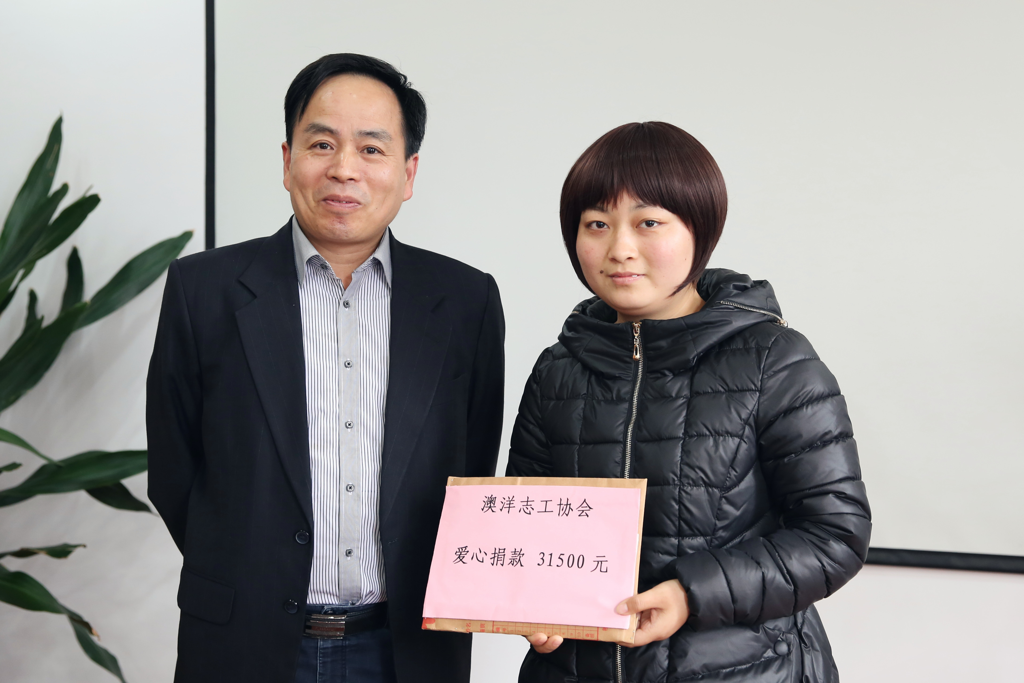 帮助困境女孩募款捐助共计十多万元